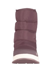 Bota aislante morada con un diseño acolchado y esponjoso, textura suave y suela blanca contrastante; presenta una puntera redonda y costuras verticales.