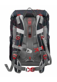 Rucksack mit einem schwarzen geometrischen Muster, grauen gepolsterten Tragegurten, roten Hardware-Akzenten und einem oberen Griff. Besitzt verstellbare Gurte und einen stabilen Rahmen.