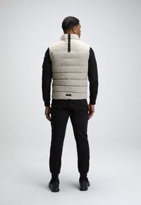 Alessandro Zavetti ZAVETTI CANADA OSHAWA 3.0 TECH PUFFER GILET - Vest - stone
