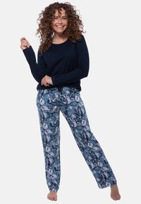 Tummansininen pitkähihainen paita, jossa on pyöreä pääntie; siniset housut, joissa on valkoisia ja harmaita kukkakuosia, valmistettu pehmeästä ja kevyestä kankaasta.