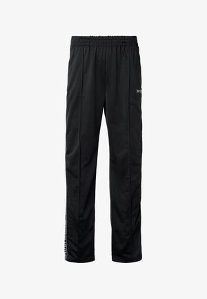 Zwarte sportbroek met elastische tailleband, rechte pijpen en een klein wit logotekstje op de bovenkant van de dij en aan de onderkant van de zijnaad.