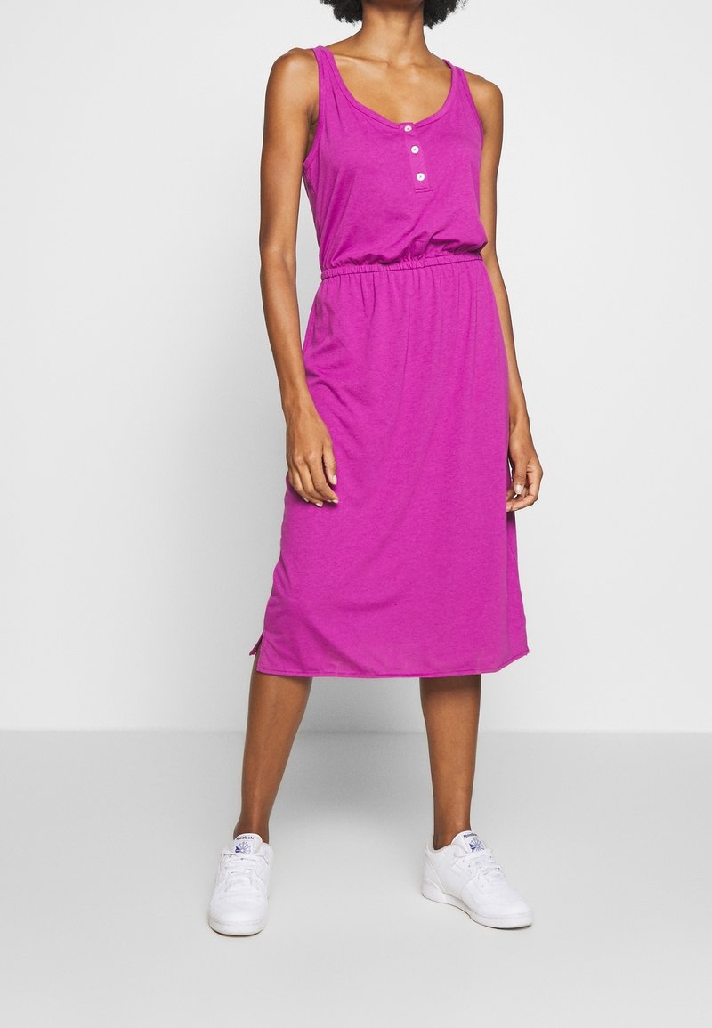Robe fuchsia sans manches avec un col rond, avec des boutons à l'avant et une taille élastique, arrivant au milieu du mollet avec des fentes latérales.