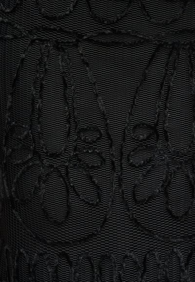 Tissu en dentelle noire avec motifs floraux et ovales sur un fond en maillage hexagonal fin.