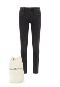 Jeans de mezclilla negra con un ajuste slim, con costuras en contraste y de altura media. Acompañados de una bolsa crema con cordón y estampado de logo.