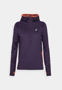 Sudadera deportiva morada con media cremallera, capucha y acentos naranjas. Confeccionada en un tejido ligero y texturizado. Presenta un logotipo en el pecho.