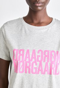 Mads Nørgaard SINGLE TRENDA TEE - T-shirt imprimé - light grey melange