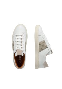 Sneakers in pelle bianche con accenti in tessuto beige. Presentano un design a bassa altezza, punta rotonda, chiusura con lacci e un logo sottile sulla soletta.