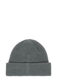 Gorro de punto gris con un patrón texturizado, que presenta un puño ancho y una parte superior ligeramente abovedada. Confeccionado con un material suave y transpirable.