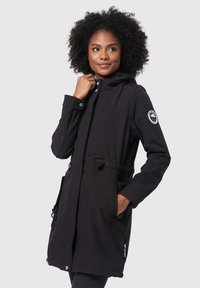 Čierna softshell bunda s zipsom a patentnou klopou, nastaviteľným pásom, bočnými vreckami a kapucňou. Na rukáve je logo.