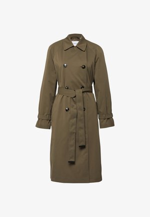 Khaki dwurzędowy płaszcz trencz z szerokim kołnierzem, talią przewiązaną paskiem, długimi rękawami z paskami przy mankietach i czarnymi guzikami.