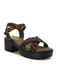 Sandalias de estampado de leopardo marrón con tiras cruzadas, hebilla ajustable, material de ante suave y una suela de plataforma negra, robusta y estriada.