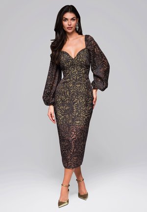 Vestido negro y verde oliva con estampado floral, con mangas abullonadas de tela transparente, silueta ajustada y corte a la altura de la rodilla.