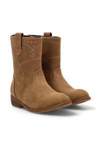Botas de tobillo de ante marrón con costuras decorativas, pequeños remaches metálicos y un tacón bajo apilado. Con asideros laterales para facilitar su uso.