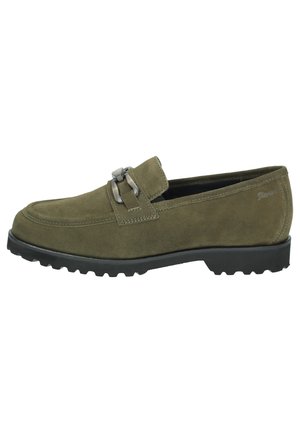Mocassin en daim vert olive avec semelle en caoutchouc noire et détail boucle métal sur le dessus.