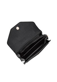 Portafoglio in pelle nera con finitura testurizzata, forma ottagonale, chiusura a scatto magnetico e molteplici scomparti, inclusa una tasca con zip.