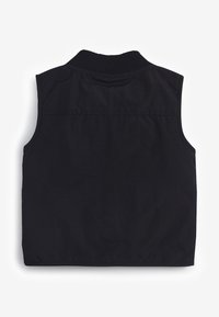 Gilet senza maniche nero realizzato in tessuto morbido, con colletto a coste e orlo dritto, senza chiusure o tasche visibili sulla schiena.