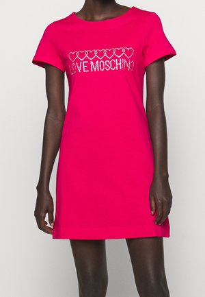 Roze katoenen T-shirtjurk met korte mouwen, ronde hals en zilveren strasslettering "LOVE MOSCHINO" met hartaccenten.