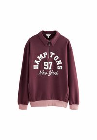 Pulover din polar burgund cu guler și fermoar pe jumătate. Prezintă text alb cu inscripția "HAMPTONS 97 New York". Tiv și manșete ribbate în roz.