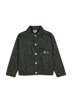 Chaqueta abotonada de color verde oscuro con un sutil estampado de animales, dos bolsillos delanteros y un pequeño parche multicolor de tigre y leopardo en el bolsillo derecho.