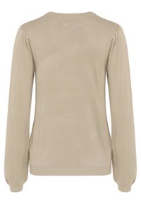 Beige kötött pulóver kerek nyakkal, hosszú ujjal és bordázott mandzsettával. A sima textúra és a finom vállhüvelyek diszkrét részleteket adnak hozzá.