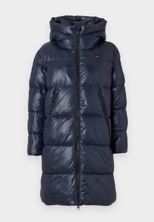 Giacca puffer blu navy con cappuccio, dotata di chiusura a zip frontale, due tasche laterali e un design trapuntato. Leggera, con finitura lucida.