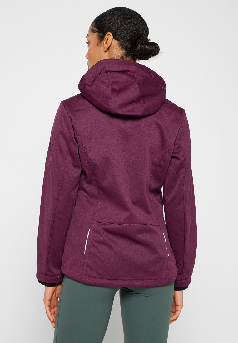 Lila wasserdichte Jacke mit einer verstellbaren Kapuze, Reißverschlusstaschen und kontrastierendem weißen Stitching. Hat ein tailliertes Design und eine glatte Textur.