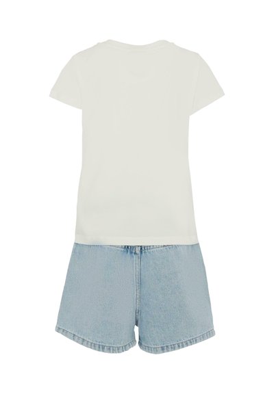 T-shirt bianca in cotone a maniche corte abbinata a pantaloni corti in denim azzurro chiaro. I pantaloni corti hanno un orlo arrotolato e dettagli con taschini frontali.