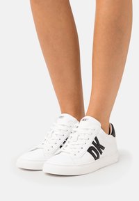 DKNY - ABENI LACE UP  - Sneakers - bright white/black Miniatyrbild 1