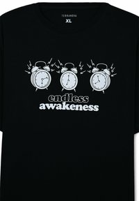 T-shirt nera in cotone, con tre illustrazioni di orologi a cucù bianchi e la scritta "risveglio infinito" stampata in grassetto bianco sotto.