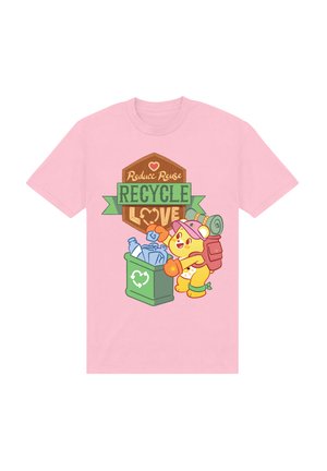 Pink T-shirt med et tegneseriefigur, der genanvender plastik i en grøn skraldespand. Teksten siger "Reducer, Genbrug, Genanvend Kærlighed" med multifarvede accenter.