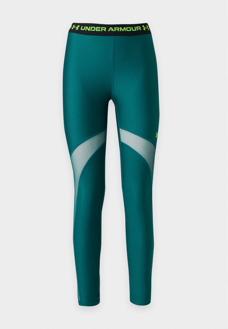 Mallas de compresión Under Armour color azul verdoso con cintura negra y logo y texto en verde neón, con paneles curvos en gris claro en los muslos.