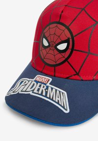 Rote und blaue Kappe mit einem Spider-Man-Gesichtsgrafik. Der Text "MARVEL SPIDER-MAN" in fetter Schrift auf der Vorderseite, mit einem strukturierten Design.