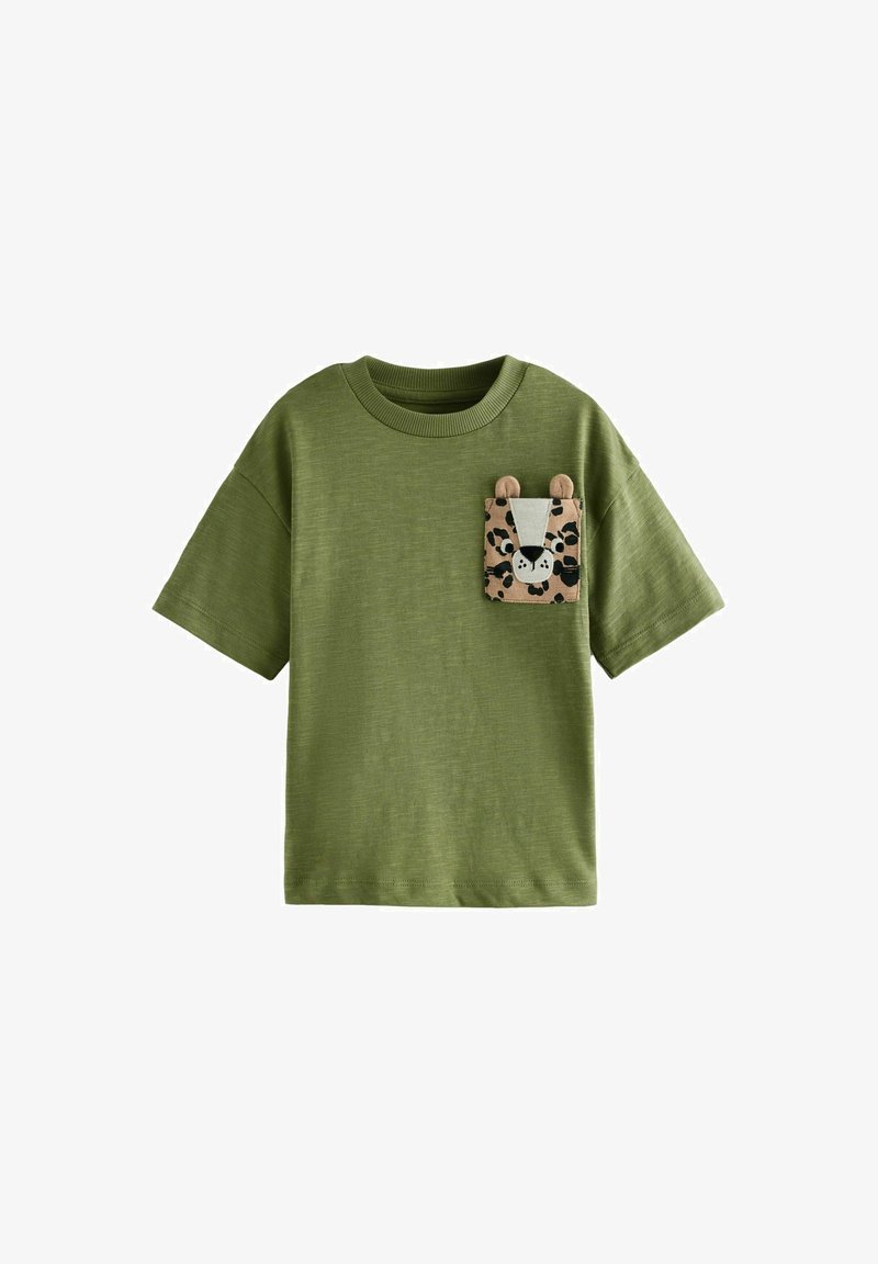 Oliwkowy T-shirt z krótkim rękawem o teksturowanej tkaninie, z beżową kieszenią w motyw zwierzęcy w cętki i dwoma uszami.