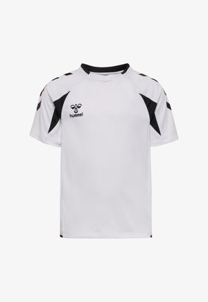 Camiseta deportiva blanca de manga corta con detalles en negro en los hombros y las axilas, con el logo de Hummel en el pecho izquierdo frontal.