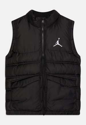 Chaleco acolchado negro sin mangas con cremallera frontal, dos bolsillos con solapa y logo blanco de Jumpman baloncesto en el pecho izquierdo.