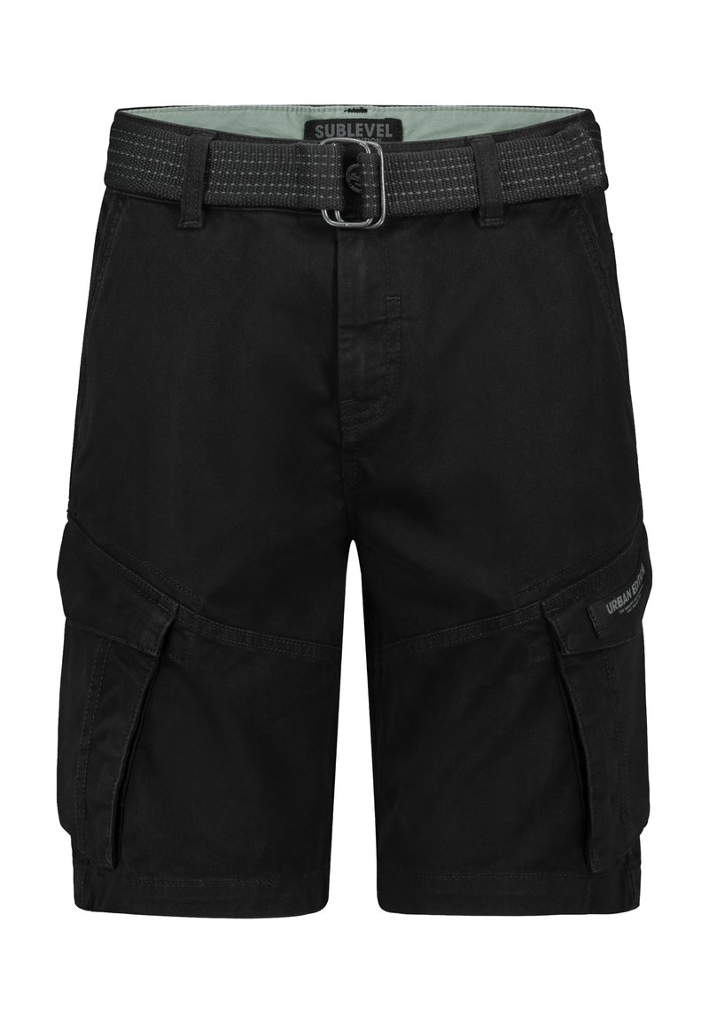 Schwarze Cargo-Shorts mit einem strukturierten gewebten Gürtel, mehreren Seitentaschen und einem Taillenschild mit "SUBLEVEL"-Markierung.