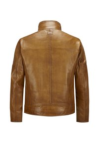 Braune Lederjacke mit hohem Kragen, sichtbaren Nähten und glatter Textur, entworfen für einen taillierten Look. Keine sichtbaren Fronttaschen.