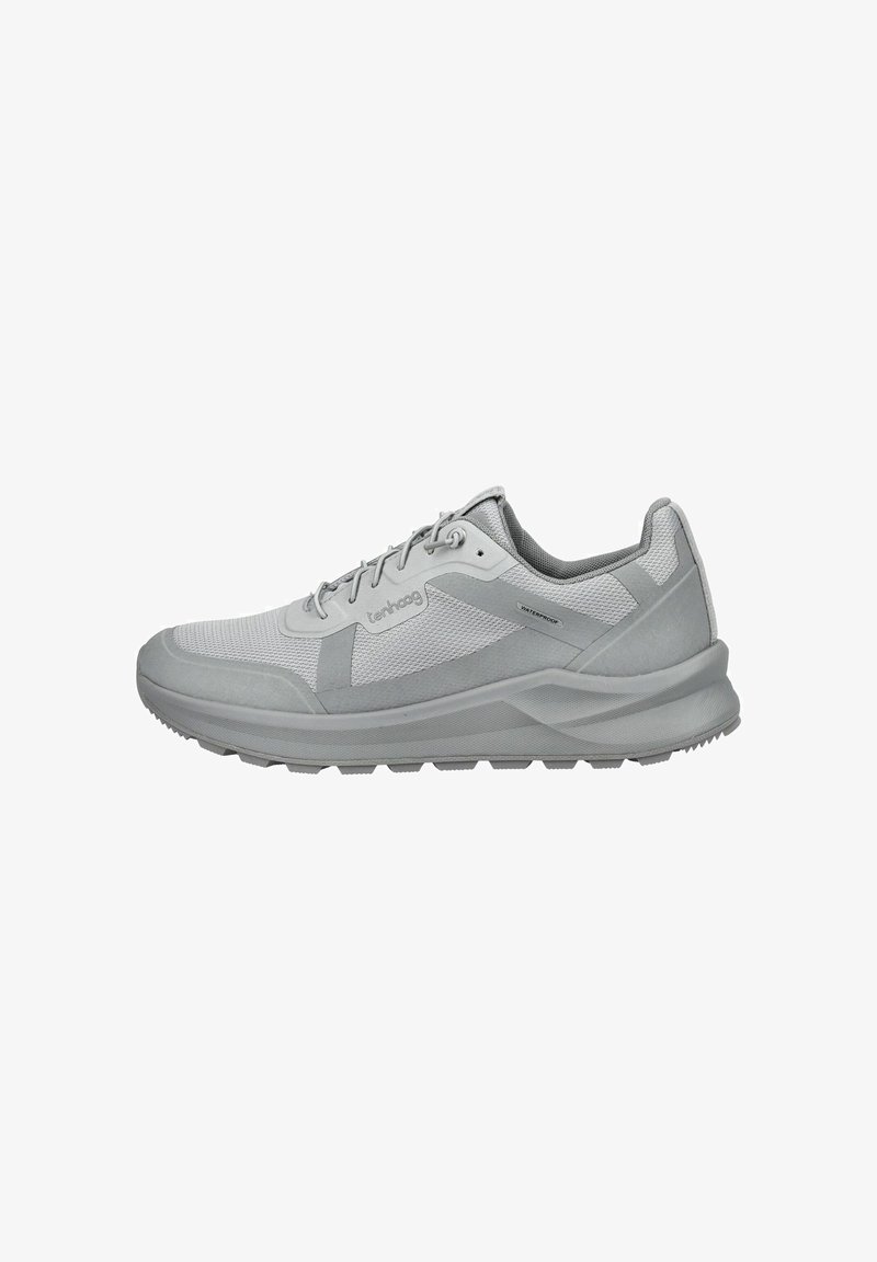 Hellgraue Sportschuhe mit einer strukturierten Mesh-Oberfläche, Wildleder-Akzenten und einer dicken Gummisohle, die für Traktion und Komfort ausgelegt ist.