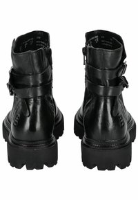 Botas de tobillo de cuero negro con una superficie texturizada, que cuentan con dos correas decorativas y hebillas, y una suela rugosa para mayor tracción.