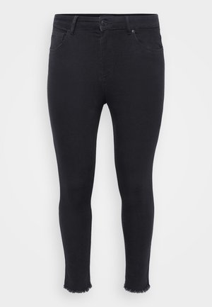 Čierne úzke džínsy z denimu s ošúchaným lemom na členku, dvoma prednými vreckami a zapínaním v páse na gombík.