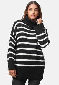 Schwarz-weißer gestreifter Rollkragenpullover mit langen Ärmeln, gerippter Textur, lockerer Passform und hohem Kragen.