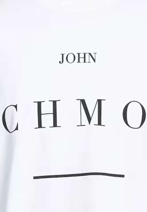 T-shirt bianco con testo nero: "JOHN" posizionato sopra e "CHMO" sotto, con lettere distanziate e una linea orizzontale in basso.