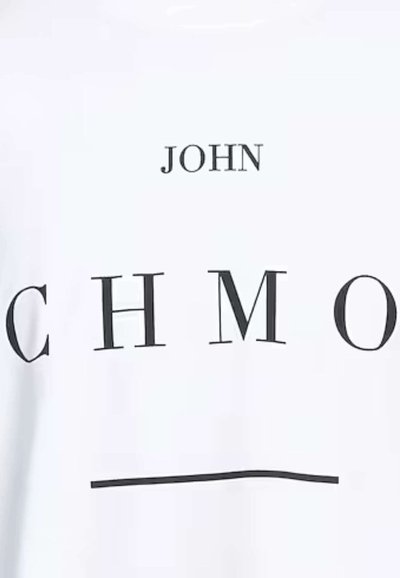 T-shirt bianco con testo nero: "JOHN" posizionato sopra e "CHMO" sotto, con lettere distanziate e una linea orizzontale in basso.