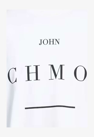 T-shirt bianco con testo nero: "JOHN" posizionato sopra e "CHMO" sotto, con lettere distanziate e una linea orizzontale in basso.