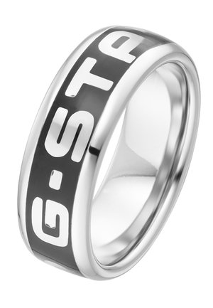 Sølv metalring med et sort bånd med store hvide bogstaver, der staver "G-STAR" rundt på ydersiden.