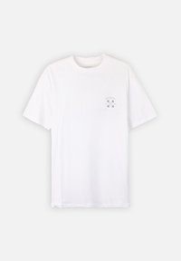 T-shirt bianca a maniche corte con colletto tondo, logo piccolo in grigio con remi incrociati e testo "OXBOW 1985" sul lato sinistro del petto.