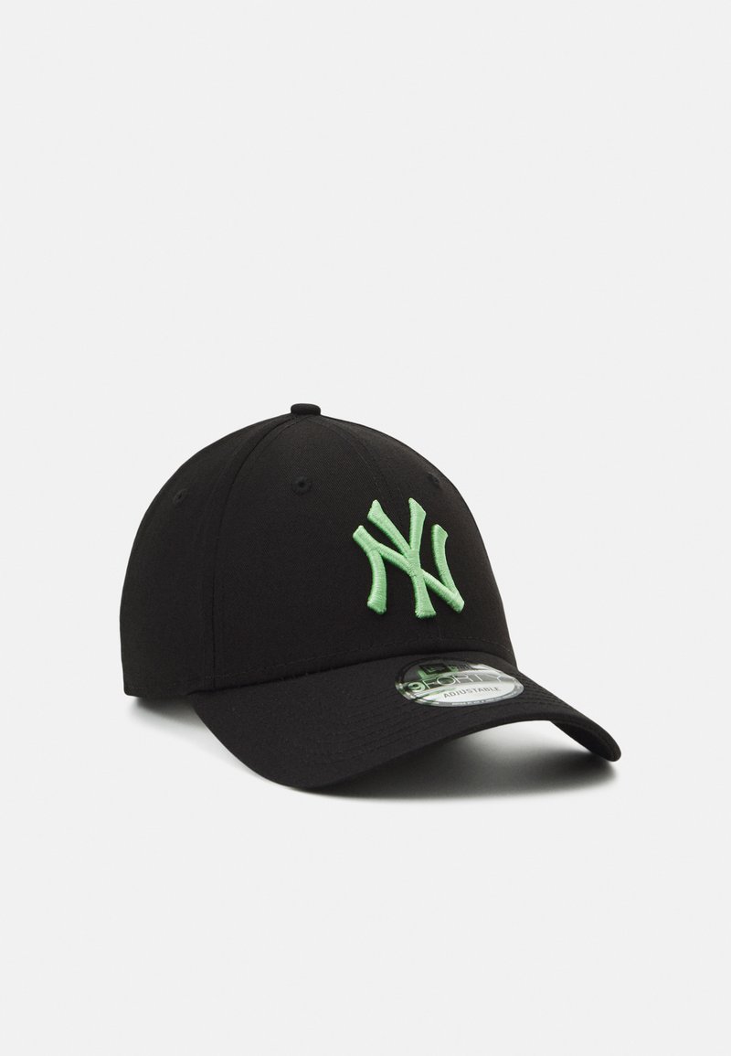 Schwarze Baseballkappe mit grünem, gesticktem "NY"-Logo. Verfügt über einen gebogenen Schirm und einen verstellbaren Riemen auf der Rückseite, gefertigt aus strapazierfähigem Stoff.