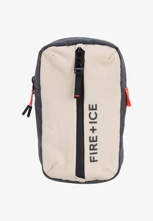 Batoh s béžovým predným panelom s čiernym textom "FIRE+ICE", šedými textúrovanými bočnými stranami a červenými akcentmi na zipsoch a upevňovacích bodoch.