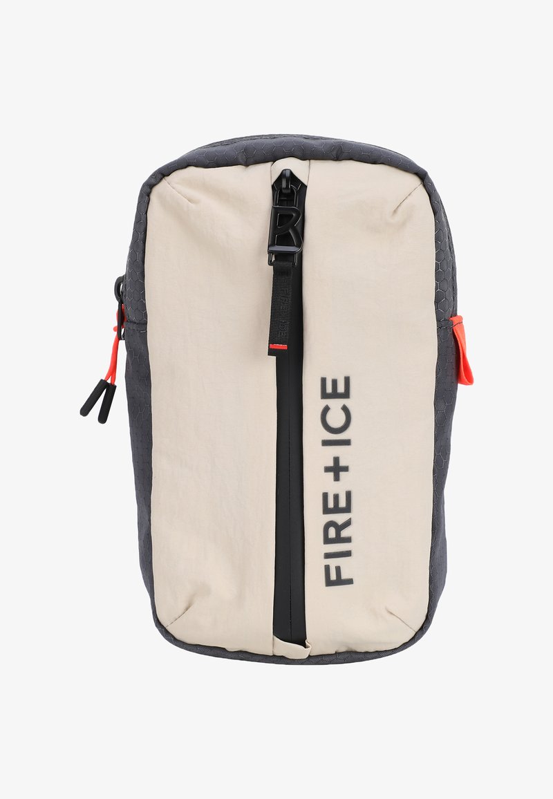 Ryggsäck med en beige frontpanel med svart text "FIRE+ICE", grå texturerade sidor och röda accenter på dragkedjor och fästpunkter.