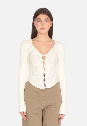 Cardigan bianco a coste con scollo a V, caratterizzato da una fila di bottoni decorativa e un taglio aderente, completato da maniche lunghe.